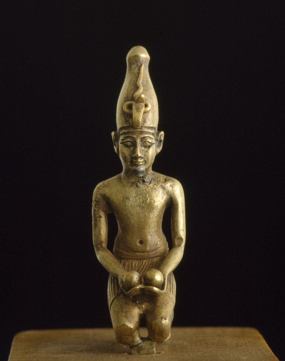Beeldje van koning in de witte kroon die twee wijnkommen aanbiedt door Egyptian 19th Dynasty