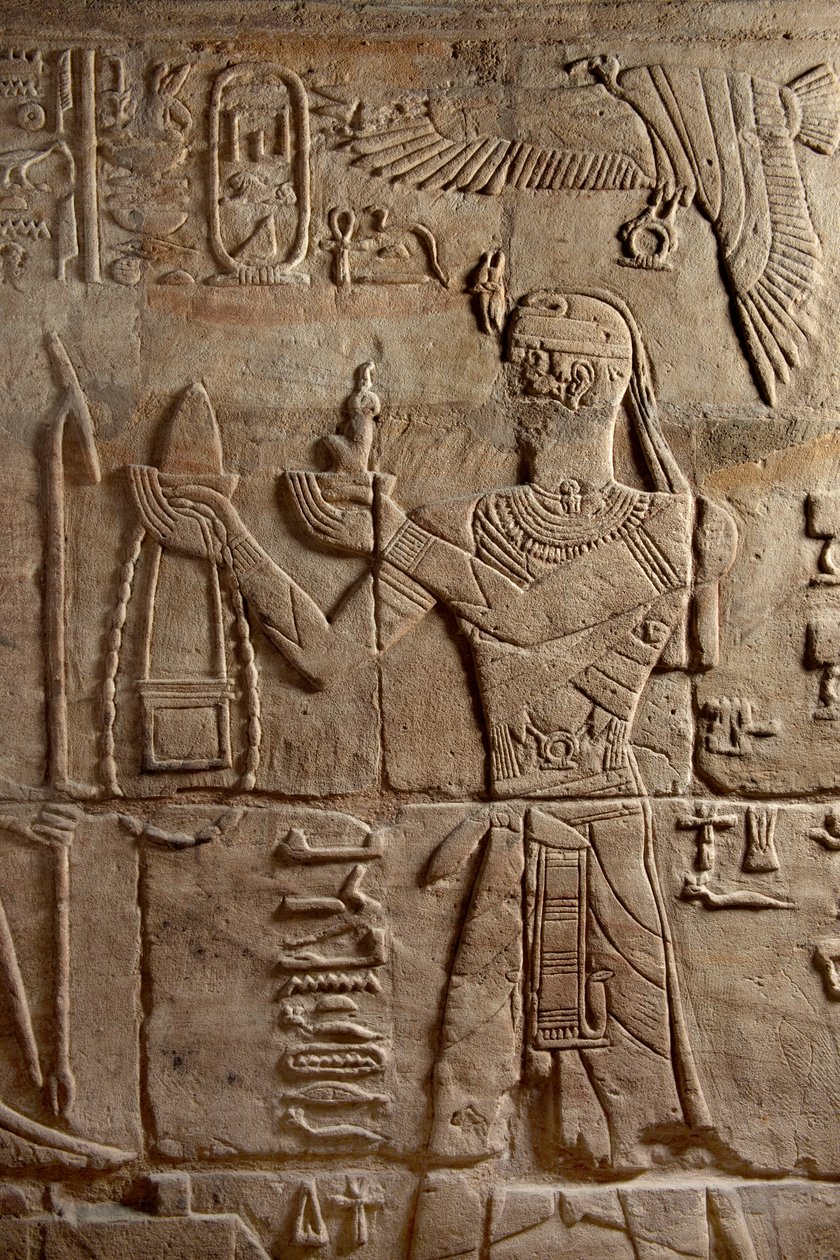 Reliëf op een schrijn opgericht door Farao Taharqa in de hof van de Tempel van Amon gebouwd door hem in Kawa in Nubië, 25e Dynastie, Late Periode (detail) door Egyptian 25th Dynasty