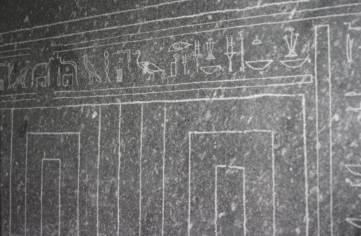 Verzonken reliëf met een tempel van de Apis-stier sarcofaag in het Serapeum door Egyptian 26th Dynasty