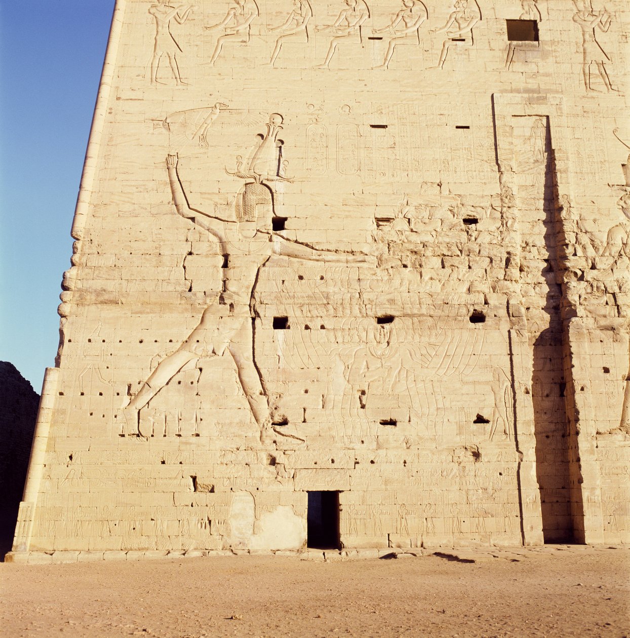 Ptolemaeus XII (ca. 112-51 v.Chr.) die zijn vijanden verslaat, van de ingangspylon van de Tempel van Horus door Egyptian Ptolemaic Period