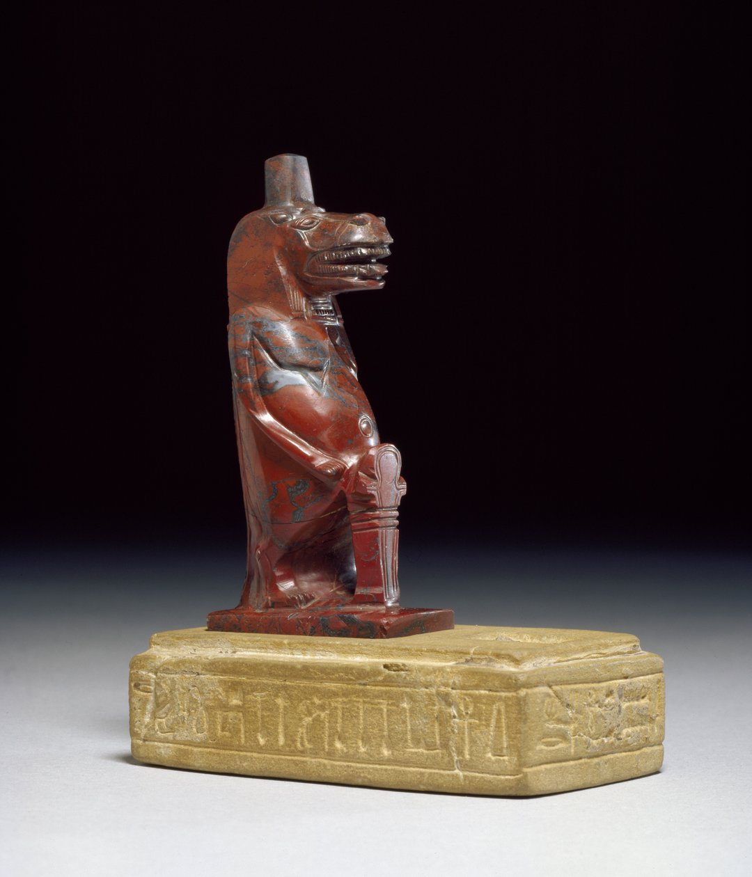 Nijlpaardgodin Taueret, die een vlecht van opgerold papyrus vasthoudt die het beschermende hiërogliefteken 