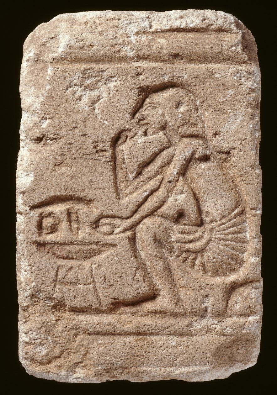 Reliëf van een man zittend naast een tafel, Amarna Periode door Egyptian