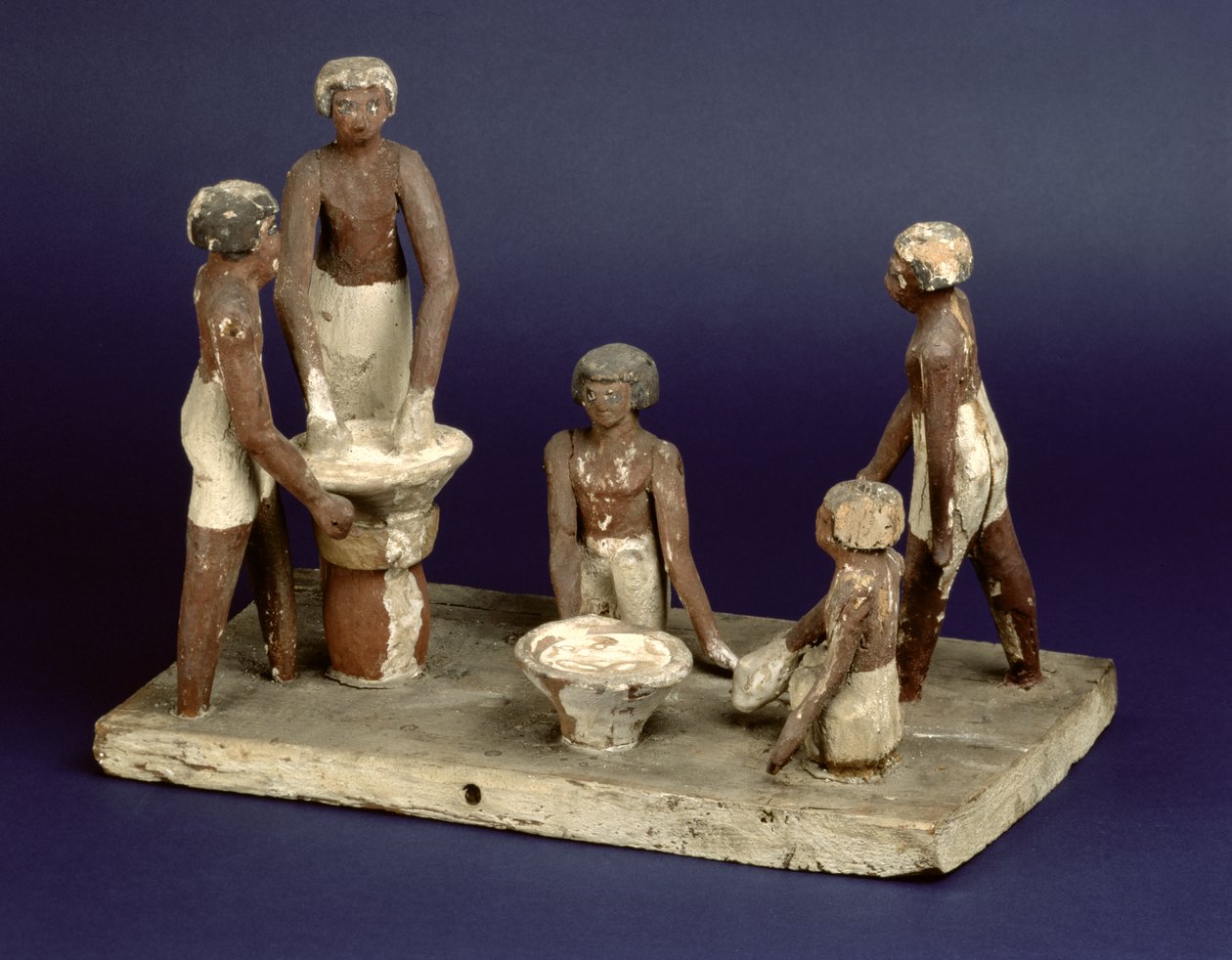 Model van vijf mannen die bier brouwen, uit Beni Hasan, Middenrijk, ca. 2035-1668 v.Chr. door Egyptian 11th Dynasty
