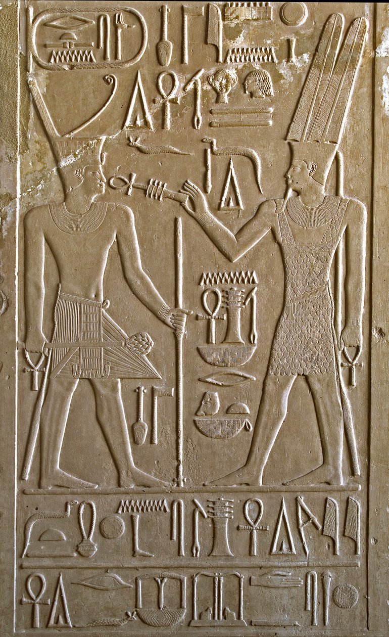 Egyptische oudheid: hiëroglief die Sesostris I afbeeldt terwijl hij van de handen van Amon RA de symbolen van leven en gezondheid ontvangt - witte kapel van farao Sesostris I (1962-1928 v.Chr.) 12e dynastie, heiligdom gebouwd ter ere van de god Amon - open door Egyptian 12th Dynasty
