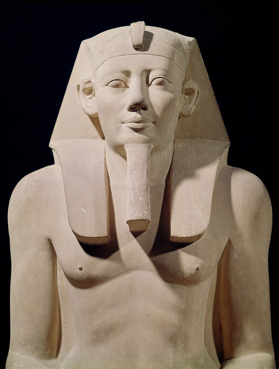 Zittend standbeeld van Sesostris I (1971-28 v.Chr.), oorspronkelijk uit de Dodentempel van Sesostris I in al-Lisht (detail) door Egyptian 12th Dynasty