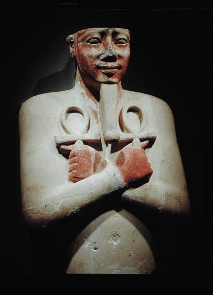 Standbeeld van Sesostris I met de ankh in beide handen gekruist over zijn borst, uit de tempel van Karnak, Nieuwe Rijk door Egyptian 12th Dynasty