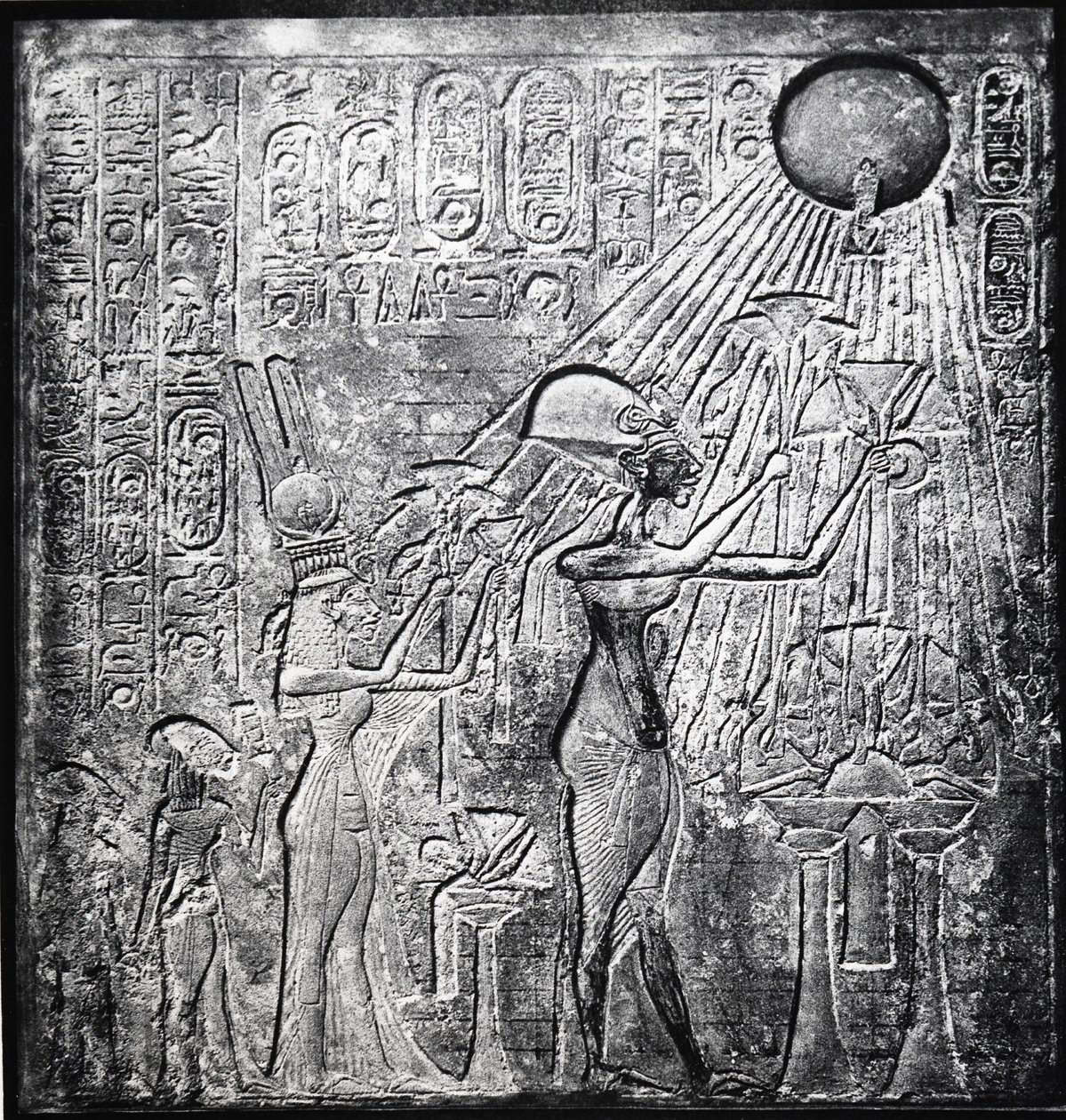 Akhenaten (Amenhotep IV) ketter farao, regeerde vanaf ca. 150 v.Chr., hier met Nefertiti en hun twee dochters die geschenken aanbieden aan de zon. Reliëf oorspronkelijk in de Tempel van de Zon, Thebe. Linnen kleding door Egyptian 18th Dynasty