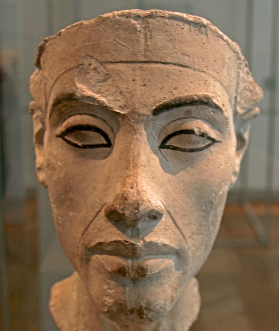 Buste van Nefertiti, Grote Koninklijke Vrouw (hoofdgemalin) van de Egyptische farao Akhenaten door Egyptian 18th Dynasty