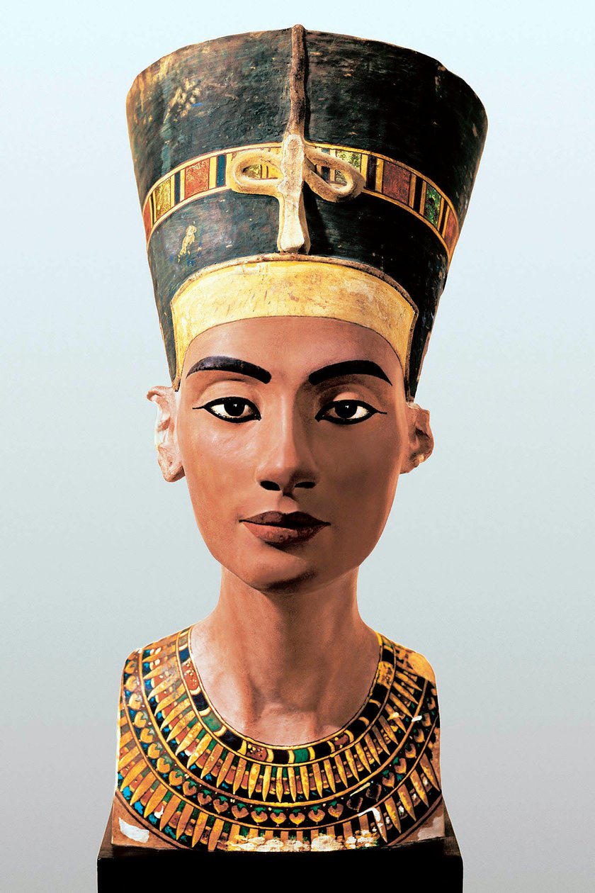 Buste van de Egyptische koningin Nefertiti (1353-1336 v.Chr.), vrouw van farao Amenophis IV Akhenaton door Egyptian 18th Dynasty