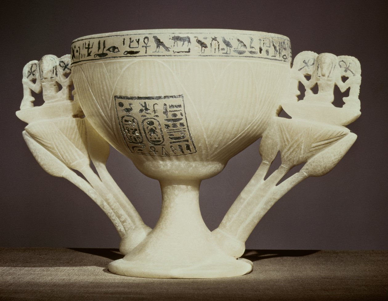 Drinkbeker in de vorm van een half geopende lotus, gevonden bij de ingang van het graf van Toetanchamon door Egyptian 18th Dynasty
