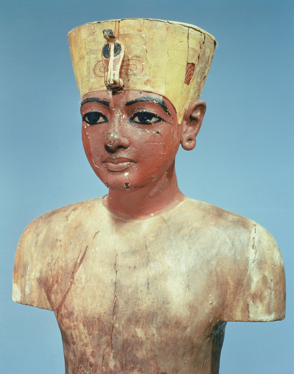 Pop van de jonge Toetanchamon met een compromis tussen de kroon van de koningen van Beneden-Egypte en de hoofdbedekking van Nefertiti door Egyptian 18th Dynasty
