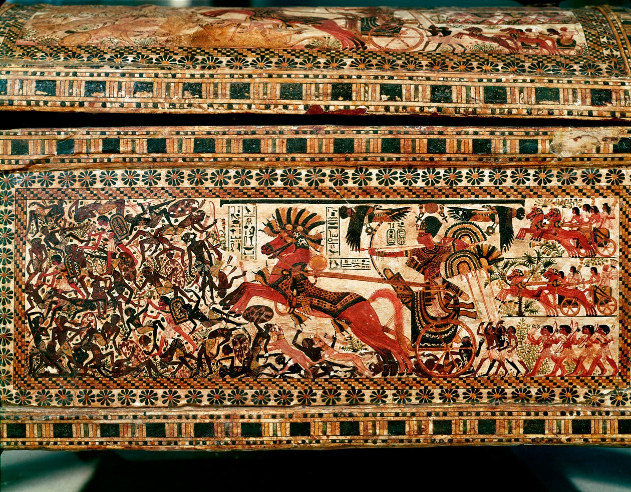 Egyptische oudheid: kleine houten doos met scènes die farao Toetanchamon uitbeelden die Nubiërs achtervolgt op zijn wagen. 18e dynastie. Uit het graf van Toetanchamon (1345-1327 v.Chr.) Vallei der Koningen. Thebe. Zon. 61 cm Caïro, Egyptisch Museum door Egyptian 18th Dynasty