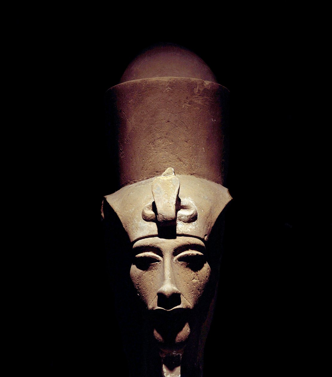 Egyptische antiquiteit: standbeeld van Amenhotep IV (Amenophis IV of Achnaton) met de dubbele kroon. 1301 v.Chr. 18e dynastie. Detail van de sculptuur. Van de Tempel van Amon Ra in Thebe. Luxor Museum, Egypte door Egyptian 18th Dynasty