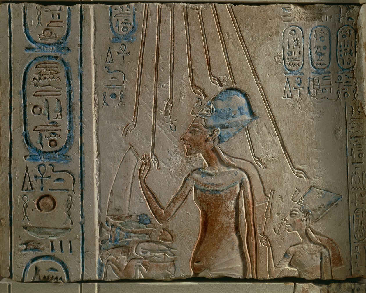 Egyptische gravure die Akhenaten en Nefertiti toont die de zonneschijf aanbidden, uit Tall al-Amarnah, Egypte, Nieuwe Koninkrijk, XVIII Dynastie door Egyptian 18th Dynasty
