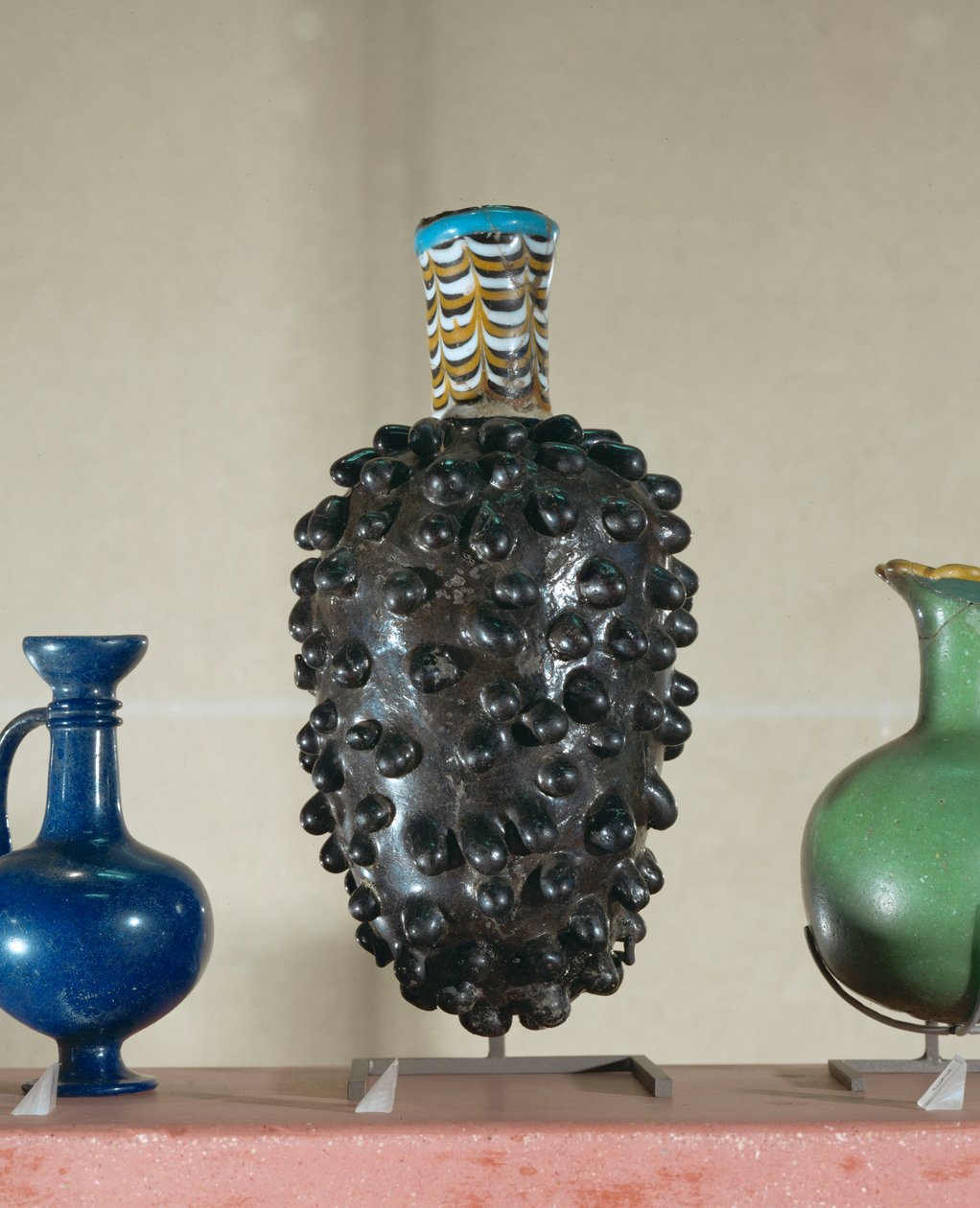 Kolf. Dergelijke vaten werden gemaakt door een matrijs onder te dompelen in gesmolten glas ... door Egyptian 18th Dynasty