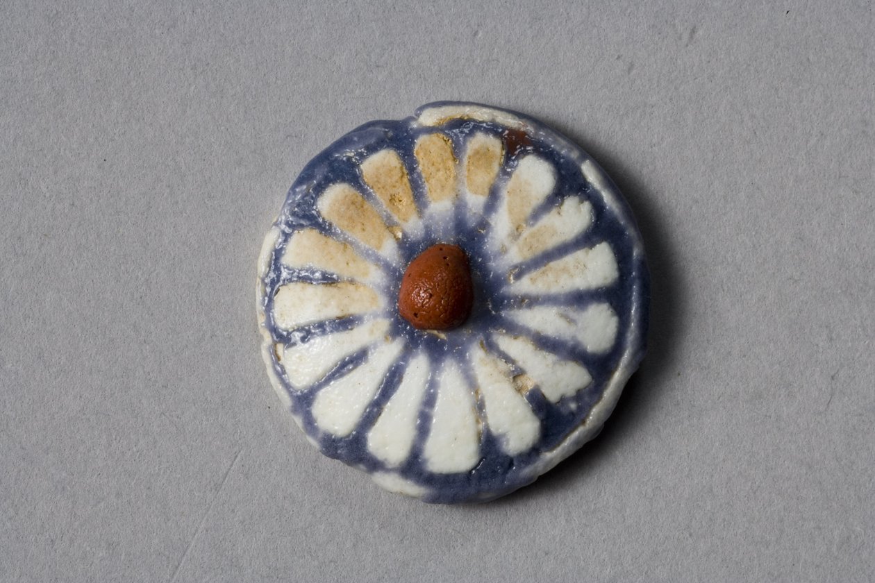 Floraal rondel, Amarna Periode, 1353-37 v.Chr. (faience) door Egyptian 18th Dynasty