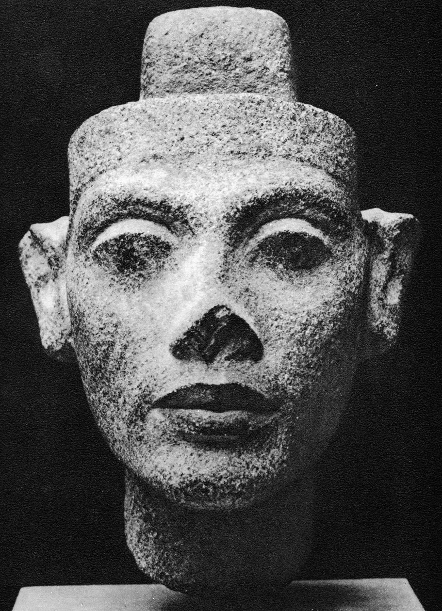 Nefertiti, koningin-gemalin van Akenaton (Akhenaten) de ketter farao. 14e eeuw v.Chr. (beeldhouwwerk in donker granieten buste) door Egyptian 18th Dynasty