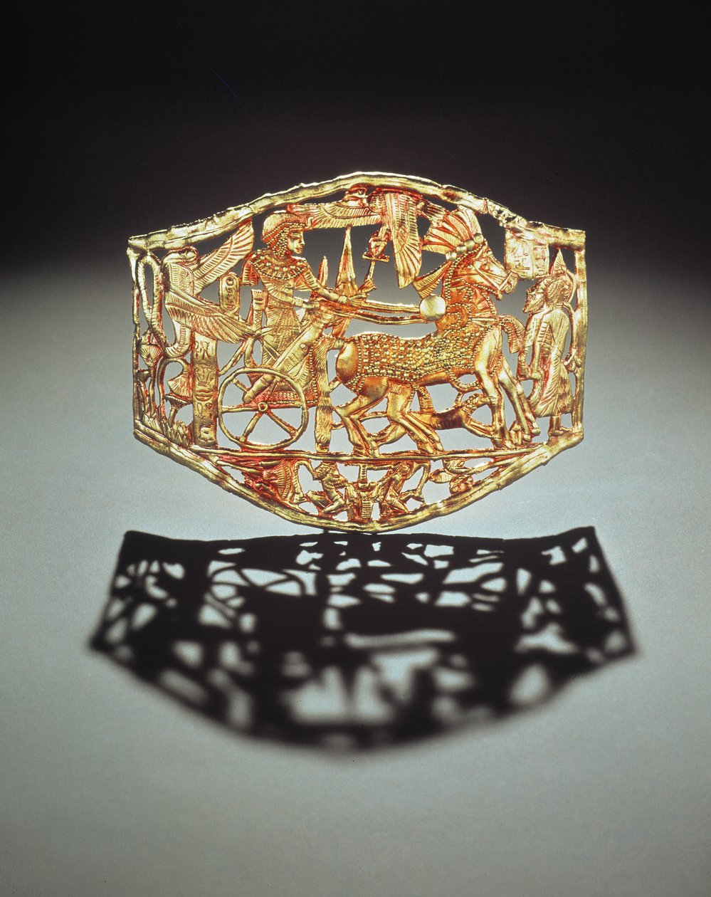 Opengewerkte Plaque of Gesp die de Triomfantelijke Terugkeer van de Koning met Gevangenen Toont, uit het Graf van Toetanchamon door Egyptian 18th Dynasty