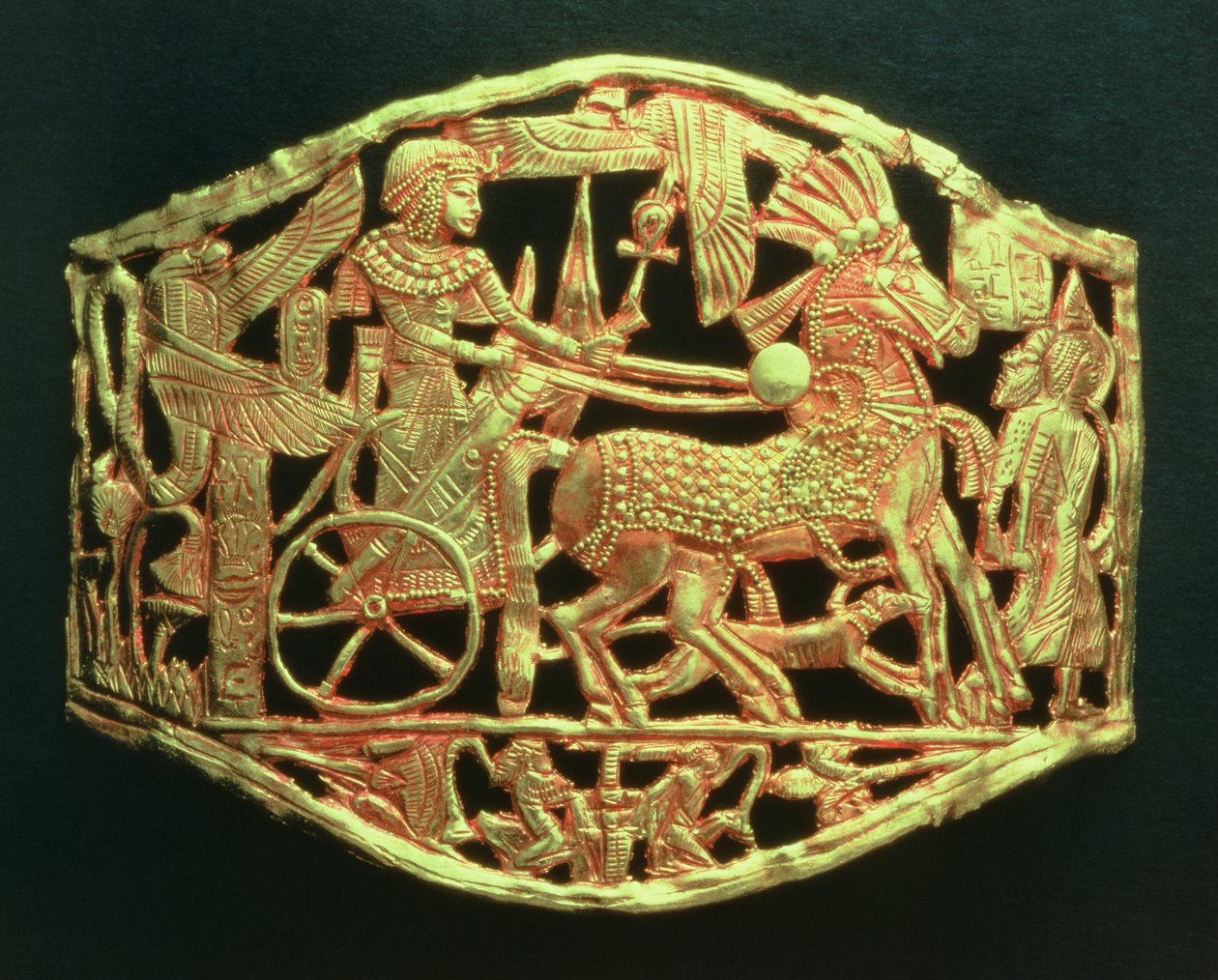 Opengewerkte plaquette of gesp die de triomfantelijke terugkeer van de koning met gevangenen toont, uit het graf van Toetanchamon door Egyptian 18th Dynasty
