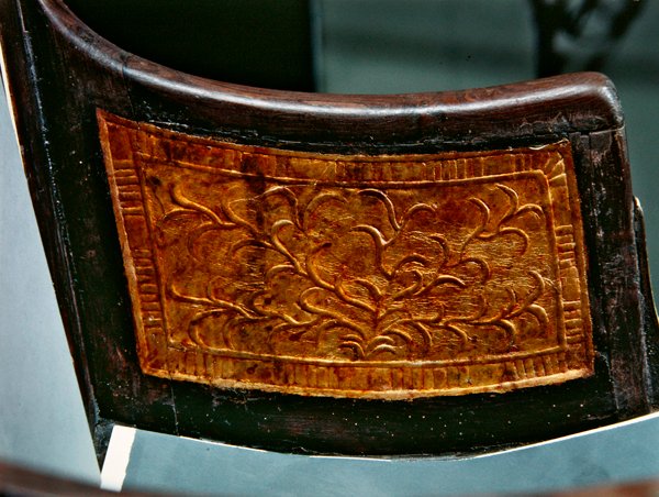 Paneel van een kinderstoel, uit het graf van Toetanchamon, Nieuwe Koninkrijk (verguld hout) (detail) door Egyptian 18th Dynasty