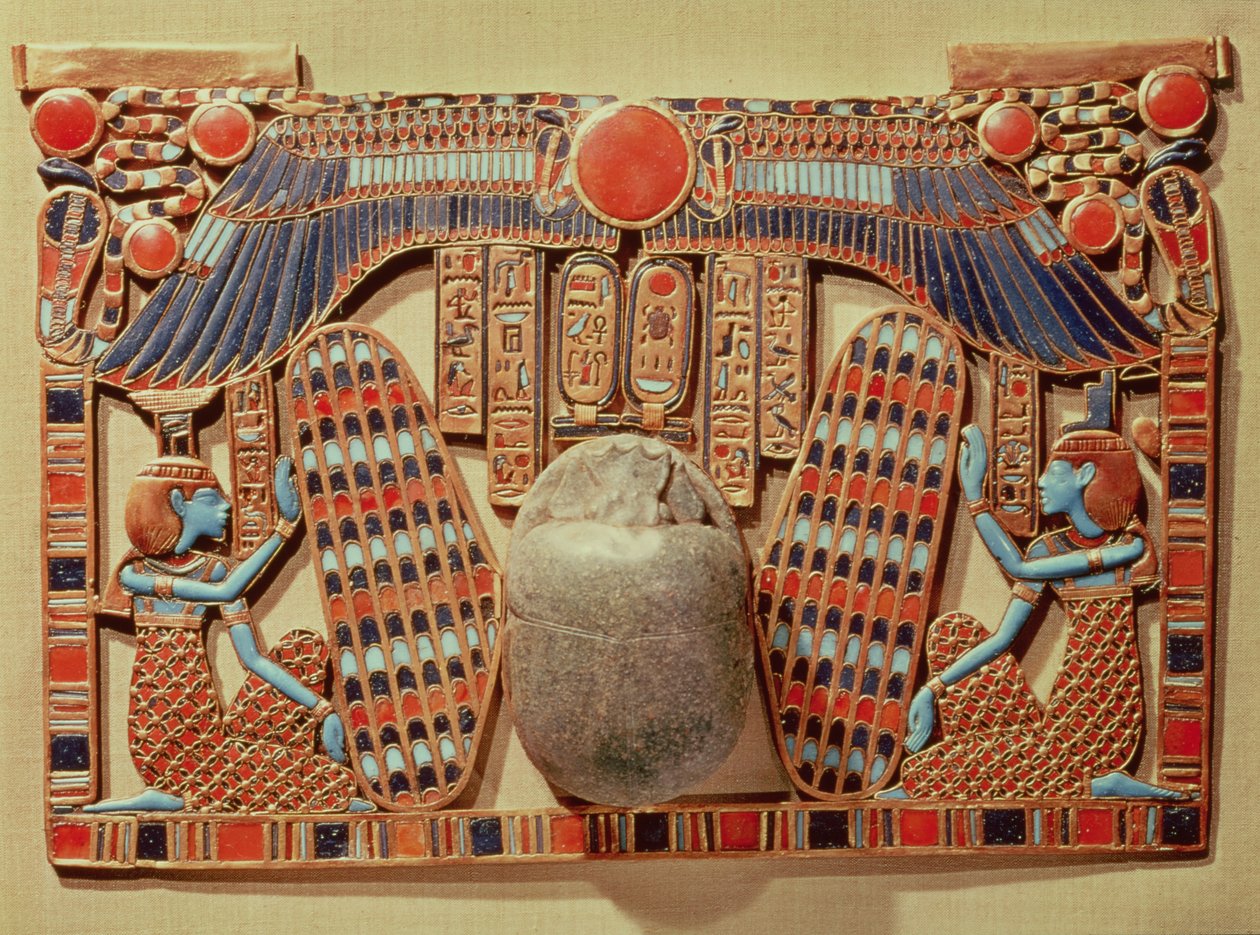 Pectoraal versierd met de gevleugelde scarabee beschermd door Isis en Nephthys, uit het graf van Toetanchamon door Egyptian 18th Dynasty