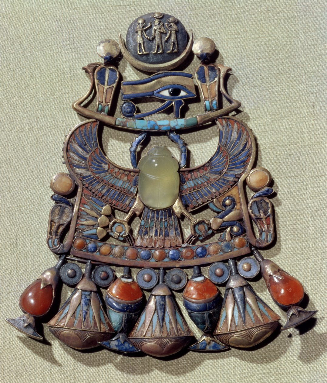 Pectoraal met een vogel-scarabee, uit het graf van Toetanchamon door Egyptian 18th Dynasty