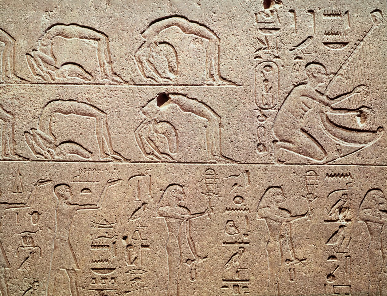 Reliëf met acrobaten en een harpist, uit Karnak door Egyptian 18th Dynasty