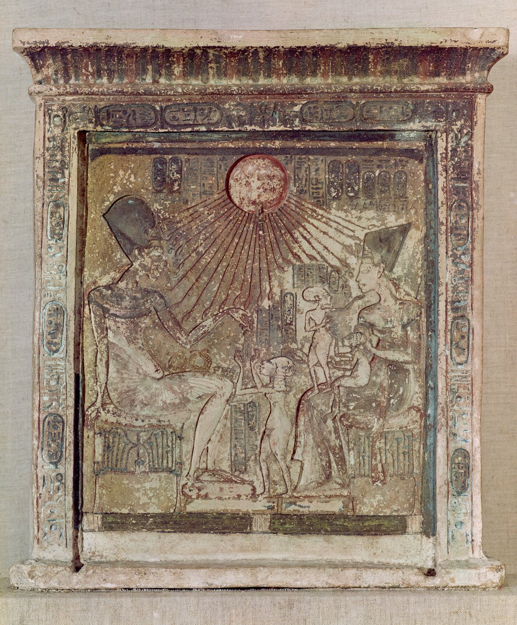 Stèle met de Aten die leven en voorspoed geeft aan Amenophis IV (Akhenaten) (c.1352-1336 v.Chr.) zijn vrouw, Nefertiti en drie van hun dochters, uit Tell el-Amarna, Nieuwe Koninkrijk, c.1353-1337 v.Chr. door Egyptian 18th Dynasty