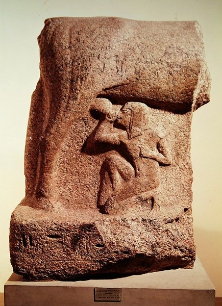 De godin Hathor die de farao Horemheb zoogt, Nieuwe Koninkrijk, ca. 1344-1314 v.Chr. door Egyptian 18th Dynasty