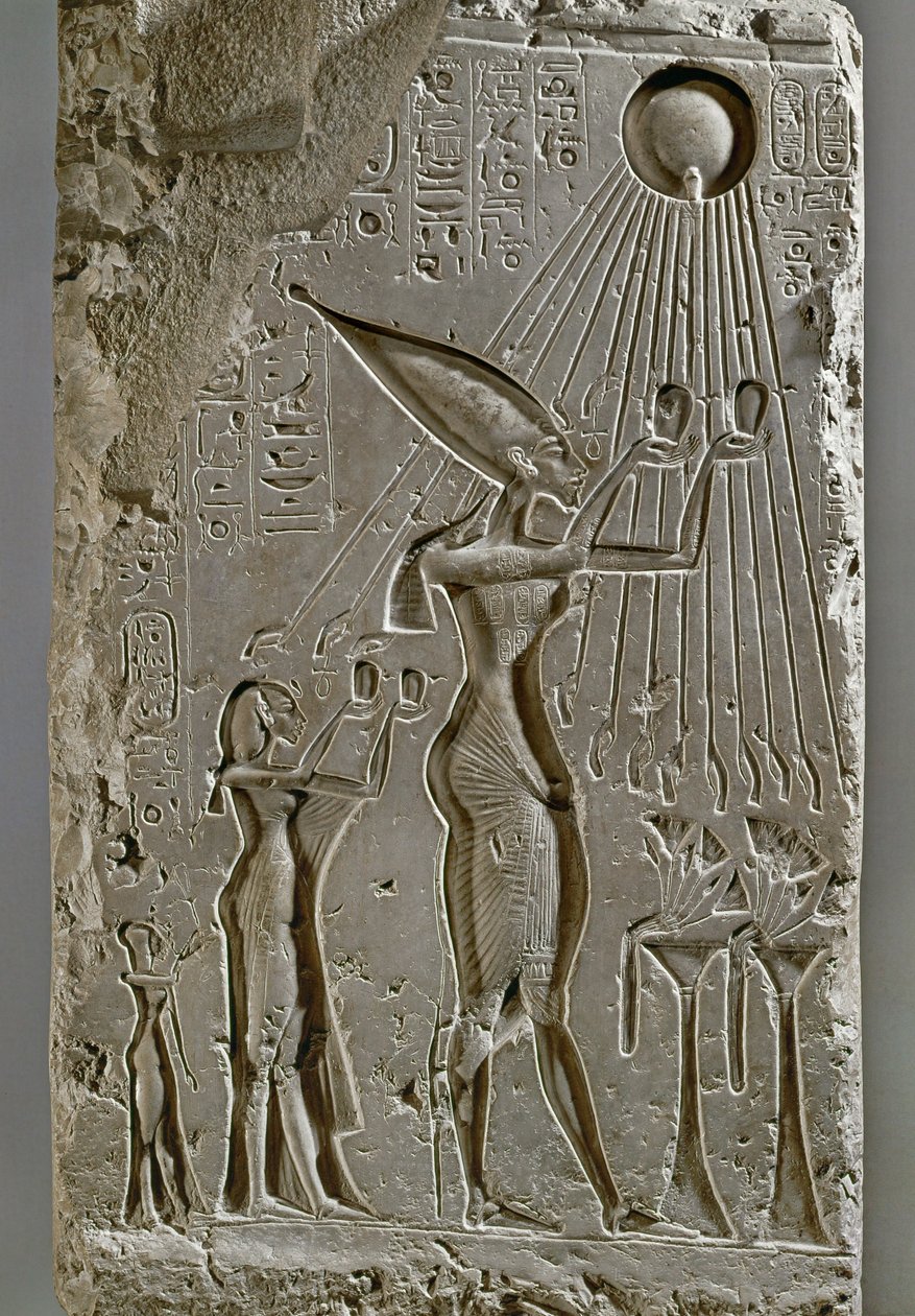 De koninklijke familie van Amenophis IV Akhnatonoffert een offer aan Aton door Egyptian 18th Dynasty