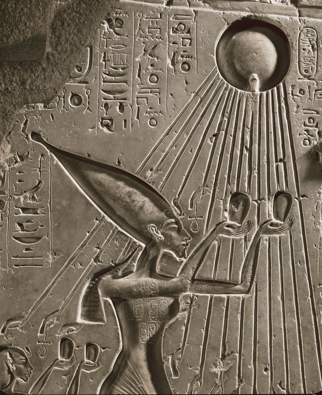 De koninklijke familie van Amenophis IV Akhnatonoffert een offer aan Aton, de zonnegod (reliëf) door Egyptian 18th Dynasty