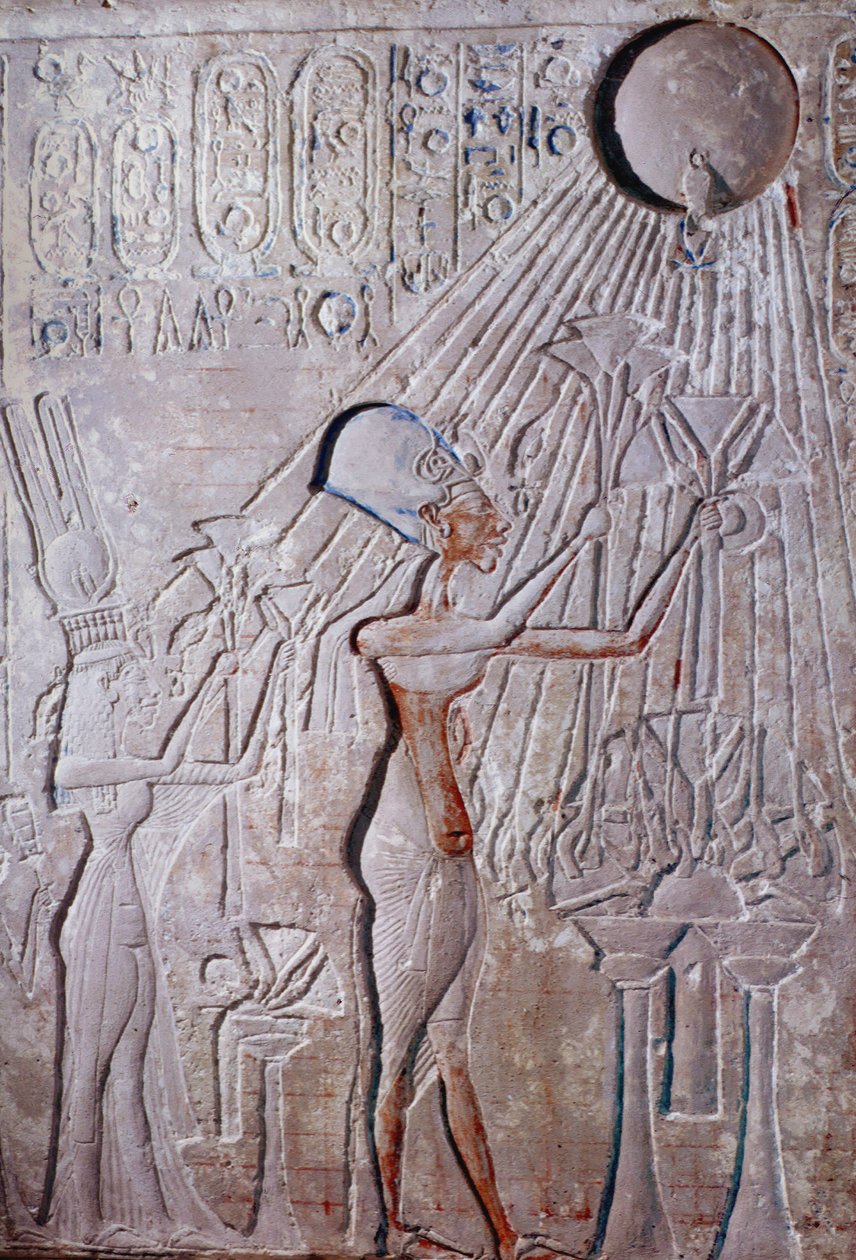 laag reliëf van koning Ikhenaton en koningin Nefertiti die de zonnegod Aton aanbidden door Egyptian 18th Dynasty