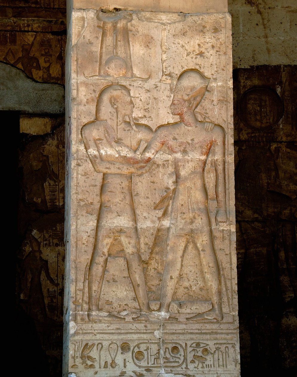 Oude Egyptische Kunst: Laag Reliëf op de zuil van de tempel van Sethi I (Sety of Seti I) door Egyptian 19th Dynasty