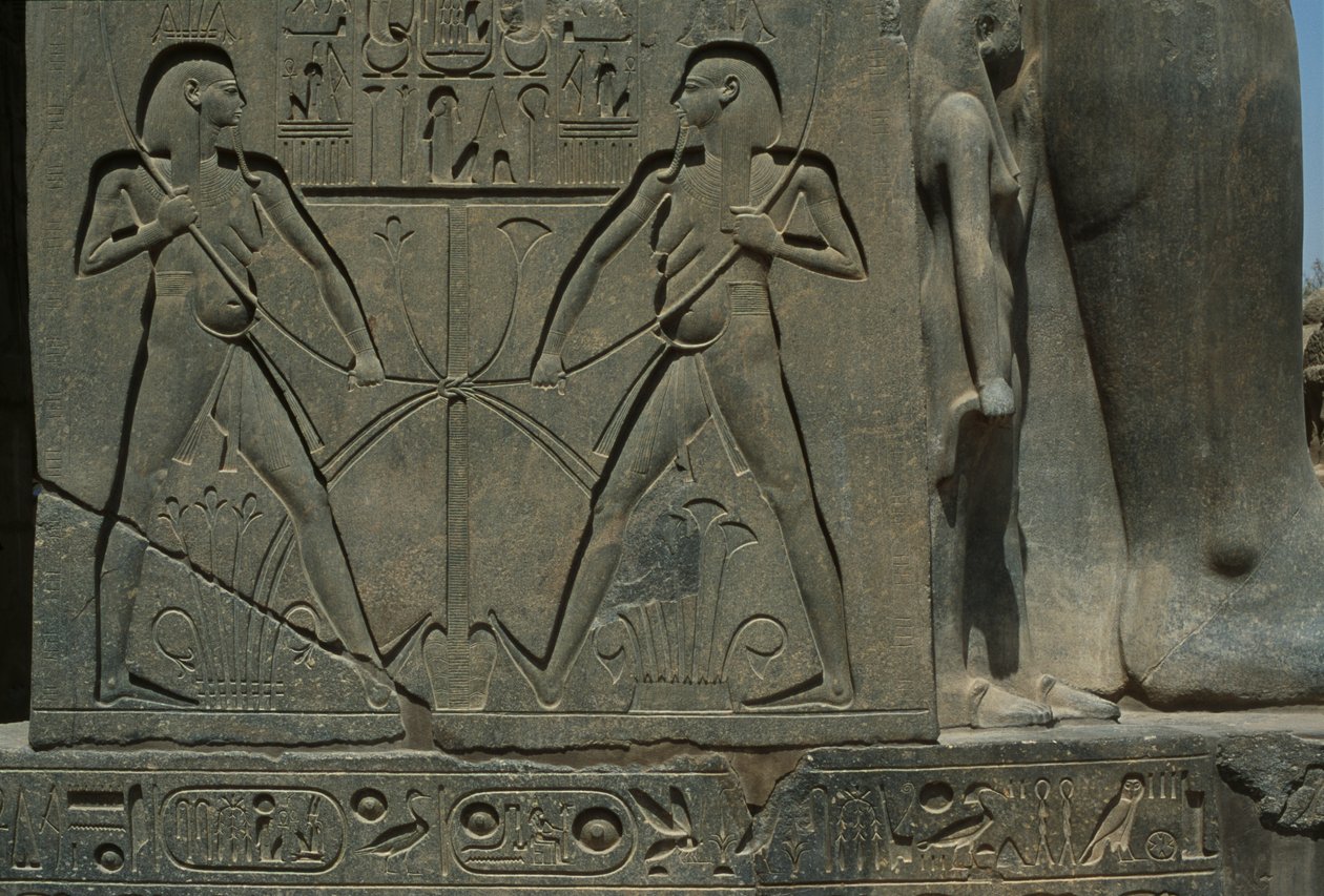 Detail van een reliëf dat twee mannen afbeeldt door Egyptian 19th Dynasty