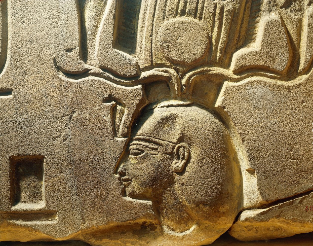 Egypte, Luxor, Oud-Thebe, Assasif-vallei, fragment van reliëf dat Ramses II en cartouches toont door Egyptian 19th Dynasty