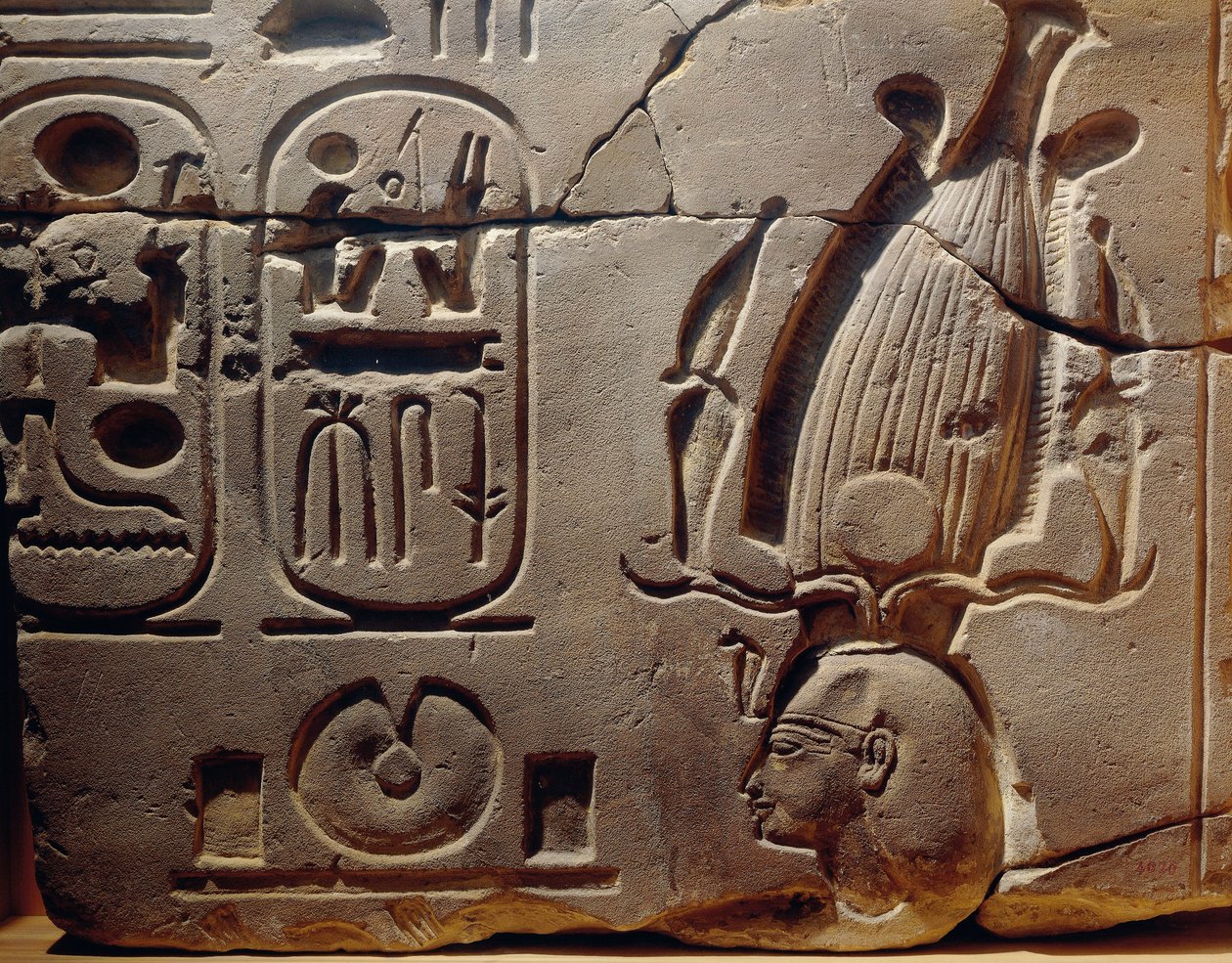 Egypte, Luxor, Oud Thebe, Assasif Vallei, fragment van reliëf met Ramses II en cartouches door Egyptian 19th Dynasty