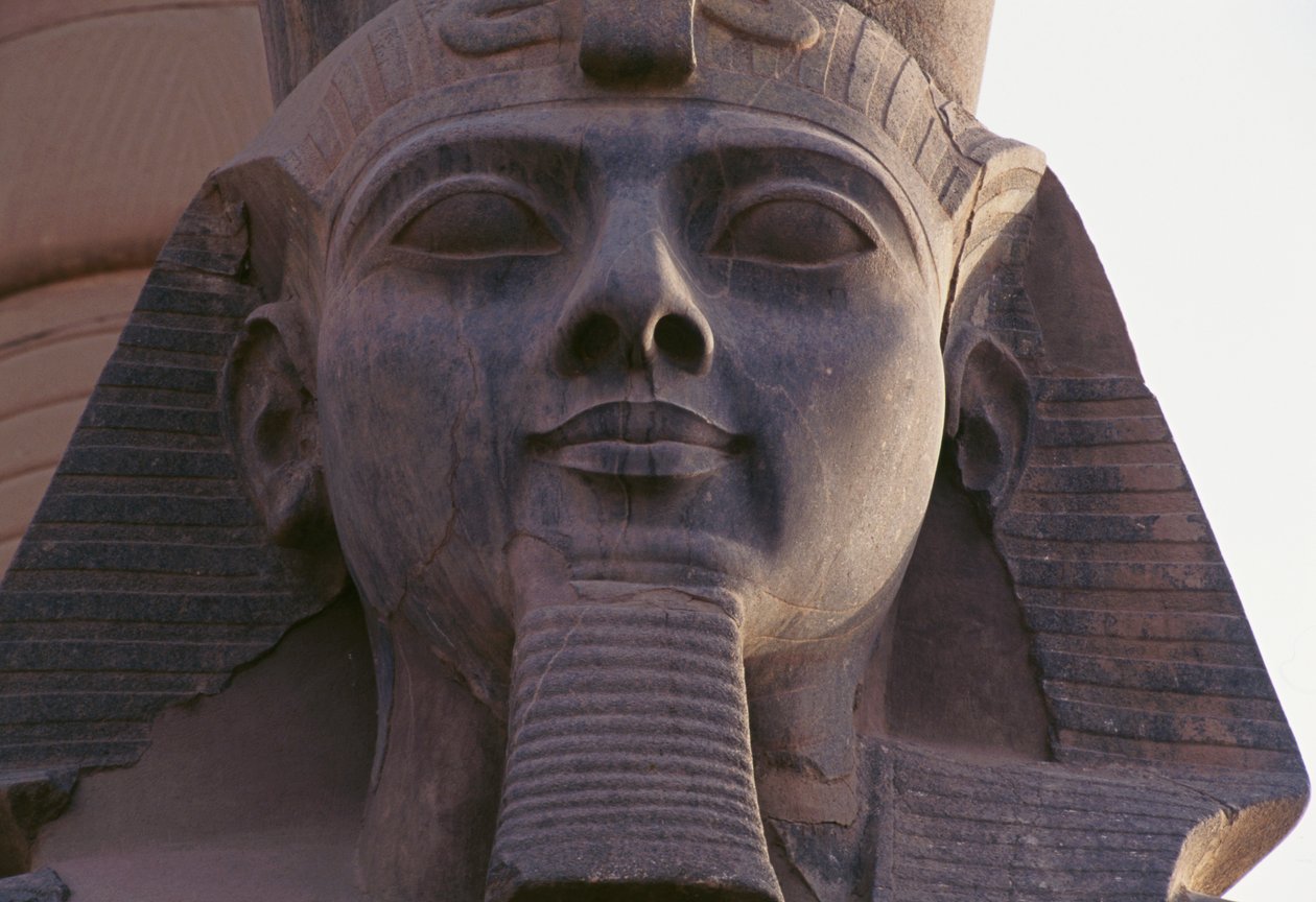 Gezicht van standbeeld van Ramses II zittend, Thebaanse Necropolis door Egyptian 19th Dynasty