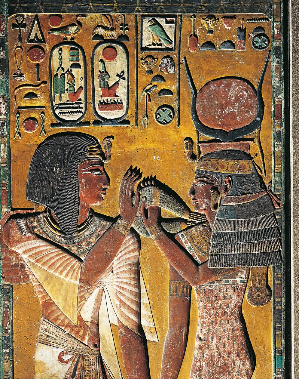 Godin Hathor biedt haar ketting aan de Farao aan (laag reliëf) door Egyptian 19th Dynasty