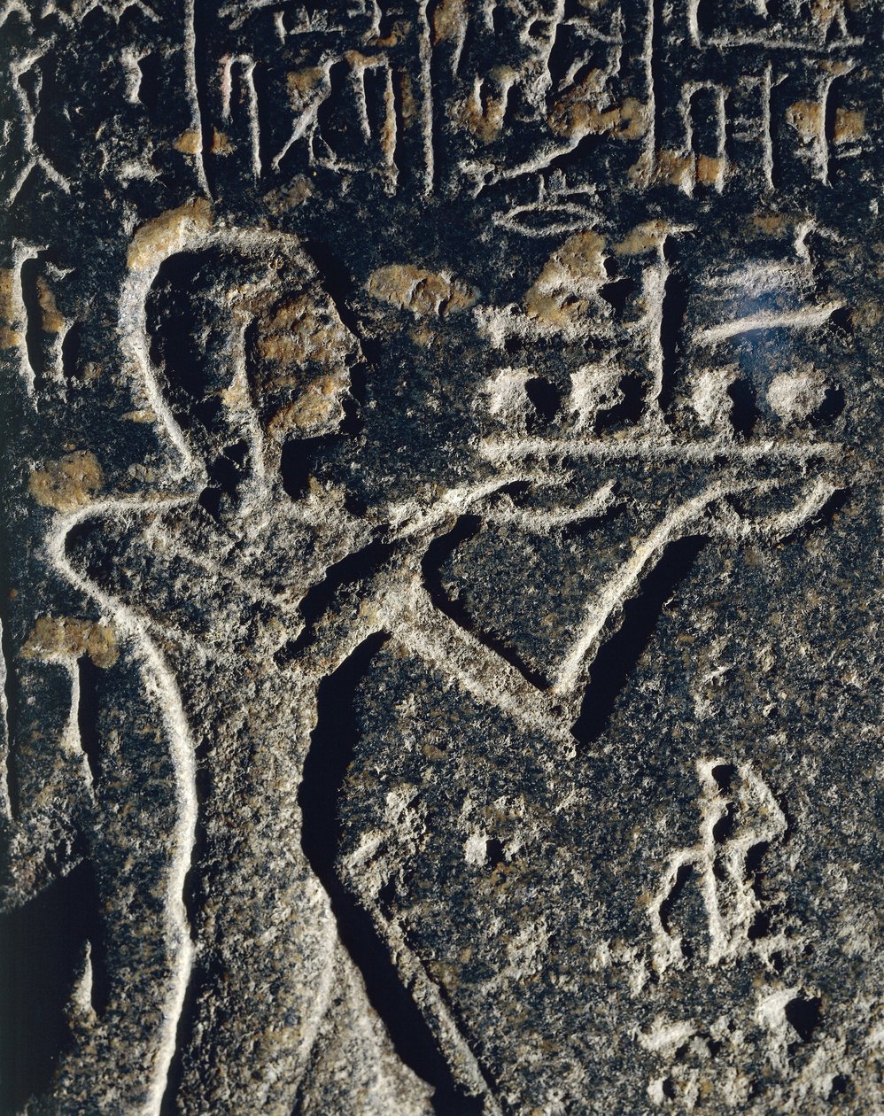 Granieten standbeeld dat prins Merneptah in aanbidding toont, gewijd aan god Ptah door Egyptian 19th Dynasty