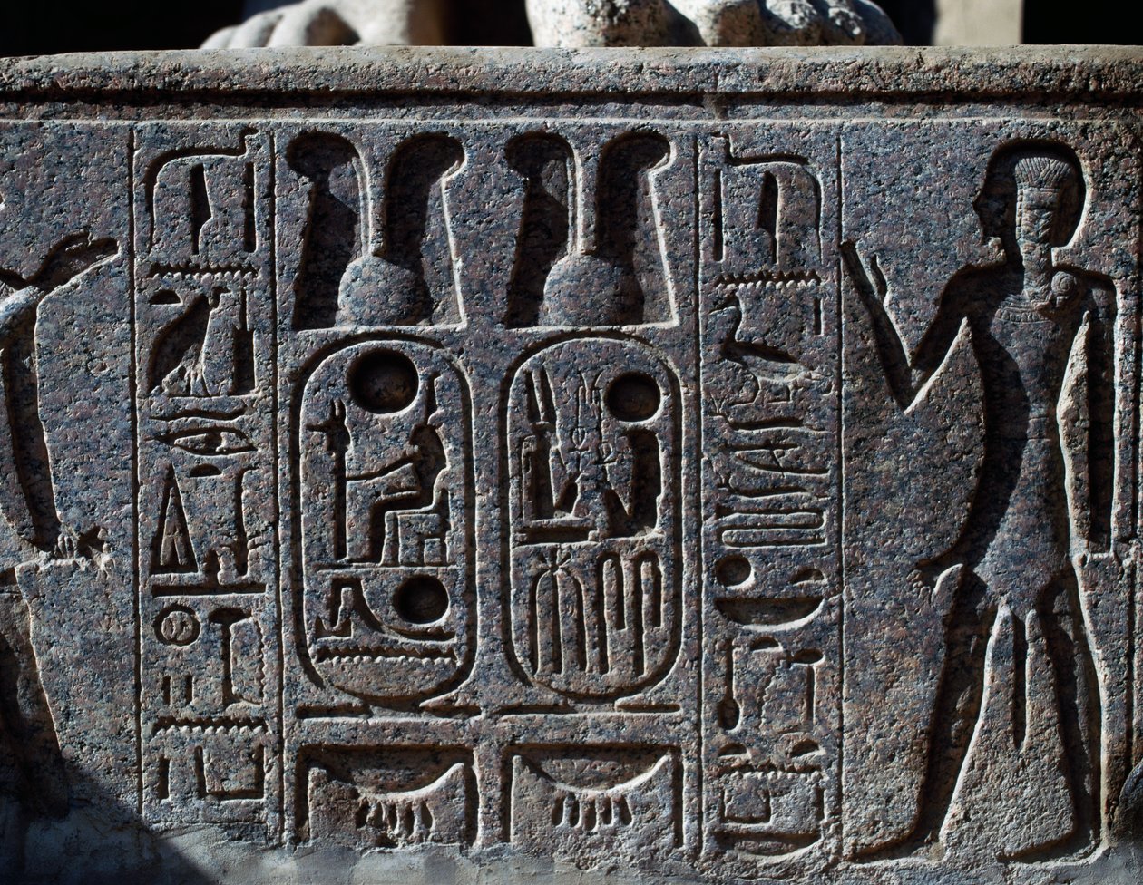 Hiërogliefen, detail van hoef van kolossaal standbeeld van koning, Ramesses II Binnenplaats, Tempel van Amon (Unesco Werelderfgoedlijst) door Egyptian 19th Dynasty