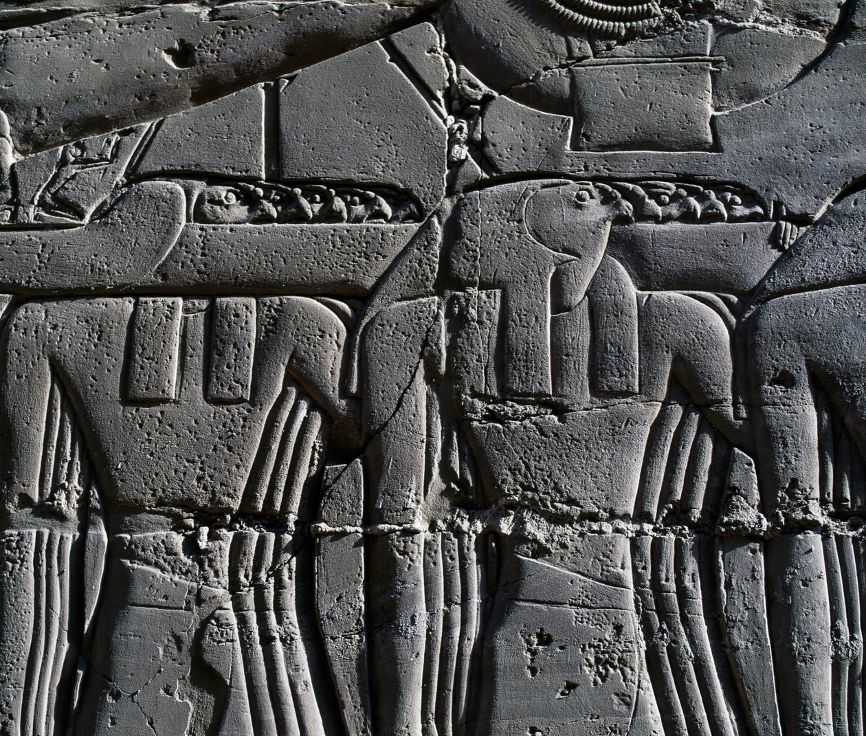 Priester met havikmasker (detail) van scène die Ramses II voorstelt voor heilige boot, reliëf, binnenmuren van Grote Hypostyle Hal, Karnak tempelcomplex (Unesco Werelderfgoedlijst) door Egyptian 19th Dynasty
