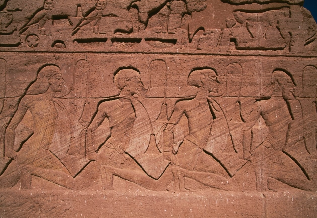 Gevangenen van het Noorden, bas-reliëf aan de voet van de reuzen van de Grote Tempel van Ramses II, Abu Simbel (UNESCO Werelderfgoedlijst) door Egyptian 19th Dynasty
