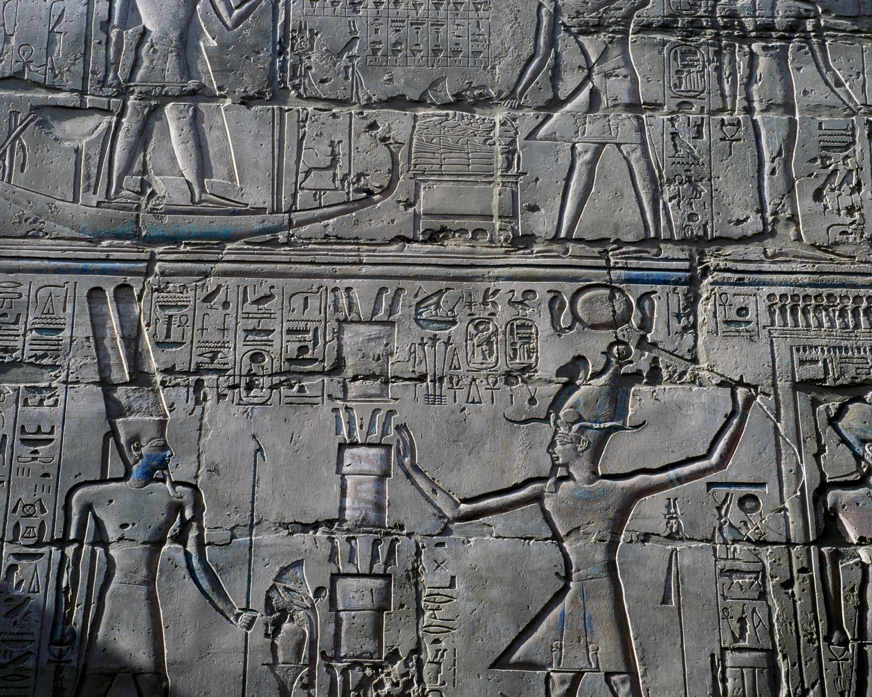 Koningin Hatsjepsoet voor God Amon, (detail), reliëf, binnenmuren van Grote Hypostyle Hal, Karnak tempelcomplex (Unesco Werelderfgoedlijst) door Egyptian 19th Dynasty