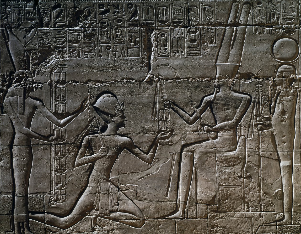 Ramesses II voor Amon-Ra, reliëf, Grote Hypostyle Hal, Tempel van Amon, Karnak Tempelcomplex (Unesco Werelderfgoedlijst) door Egyptian 19th Dynasty
