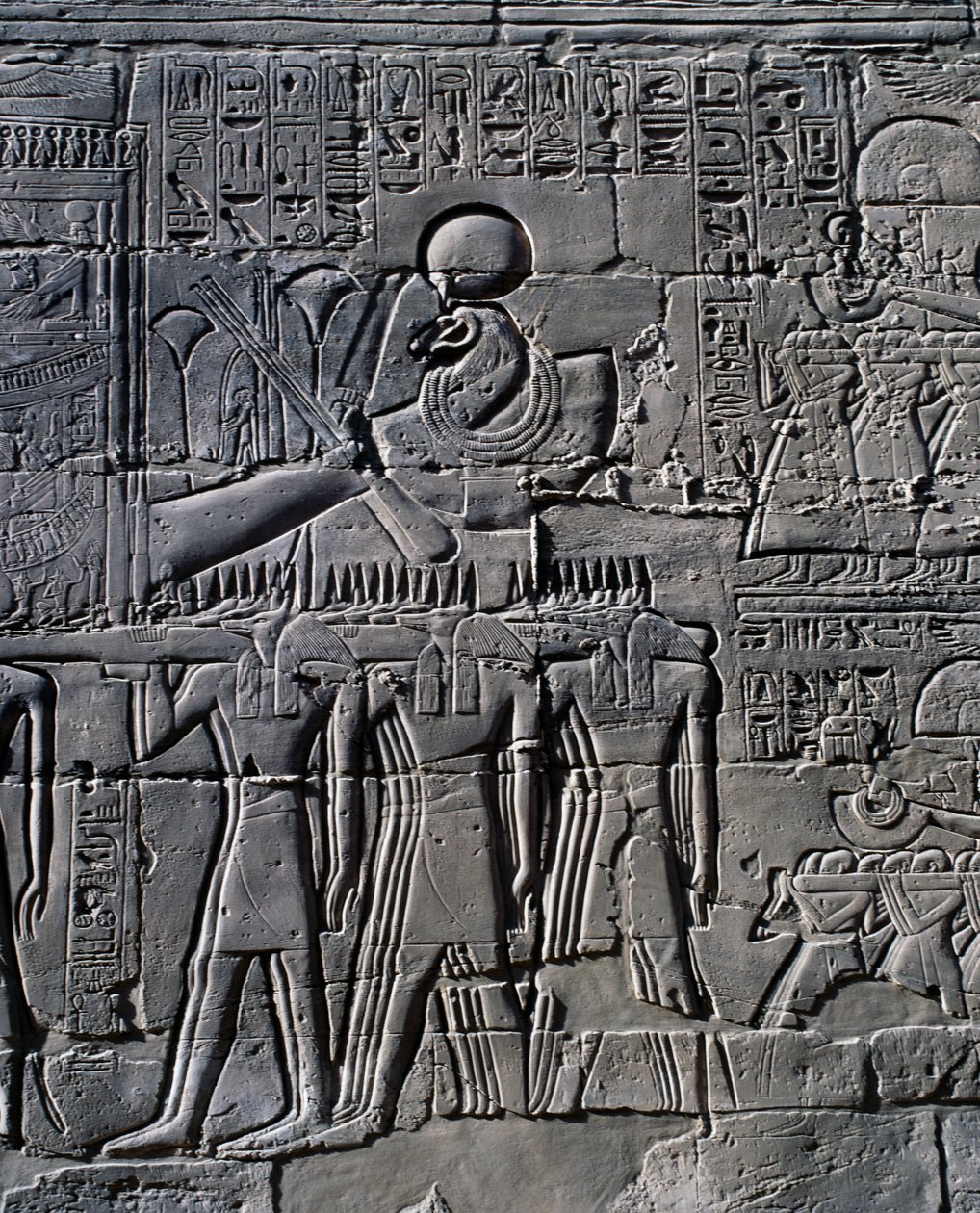 Ramesses II voor de heilige boot, reliëf, binnenmuren van de Grote Hypostyle Hal, Karnak tempelcomplex (Unesco Werelderfgoedlijst) door Egyptian 19th Dynasty