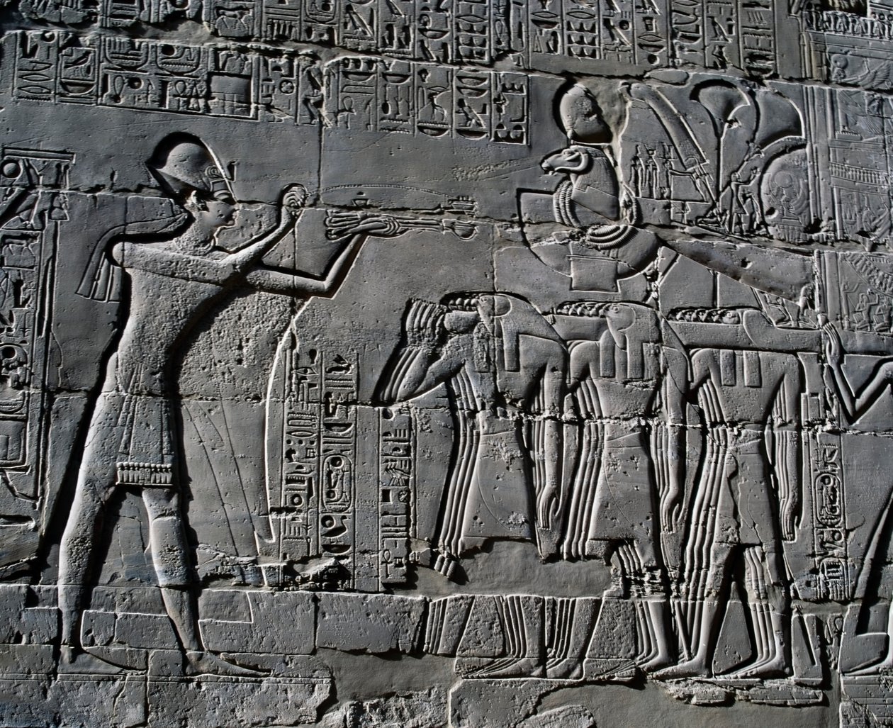Ramesses II brengt offers voor de heilige boot, reliëf, binnenmuren van de Grote Hypostyle Hal, Karnak tempelcomplex (Unesco Werelderfgoedlijst) door Egyptian 19th Dynasty