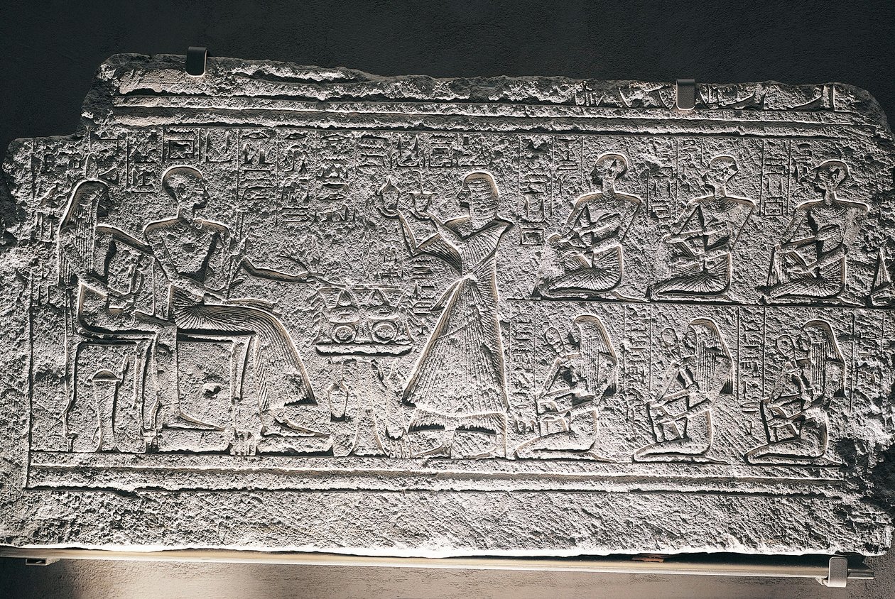 Reliëf van Ptahotep en Tauseret uit Saqqara, het paar ontvangt offers van hun oudste zoon Amenheb en andere kinderen door Egyptian 19th Dynasty