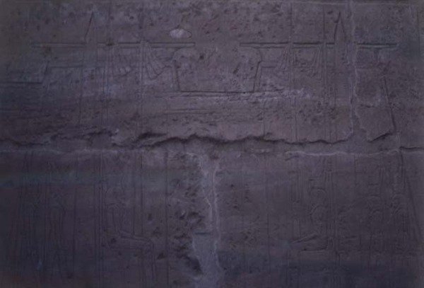 Reliëf dat de gevel van de tempel van Amon toont, voltooid door Ramses II (1298-32) door Egyptian 19th Dynasty