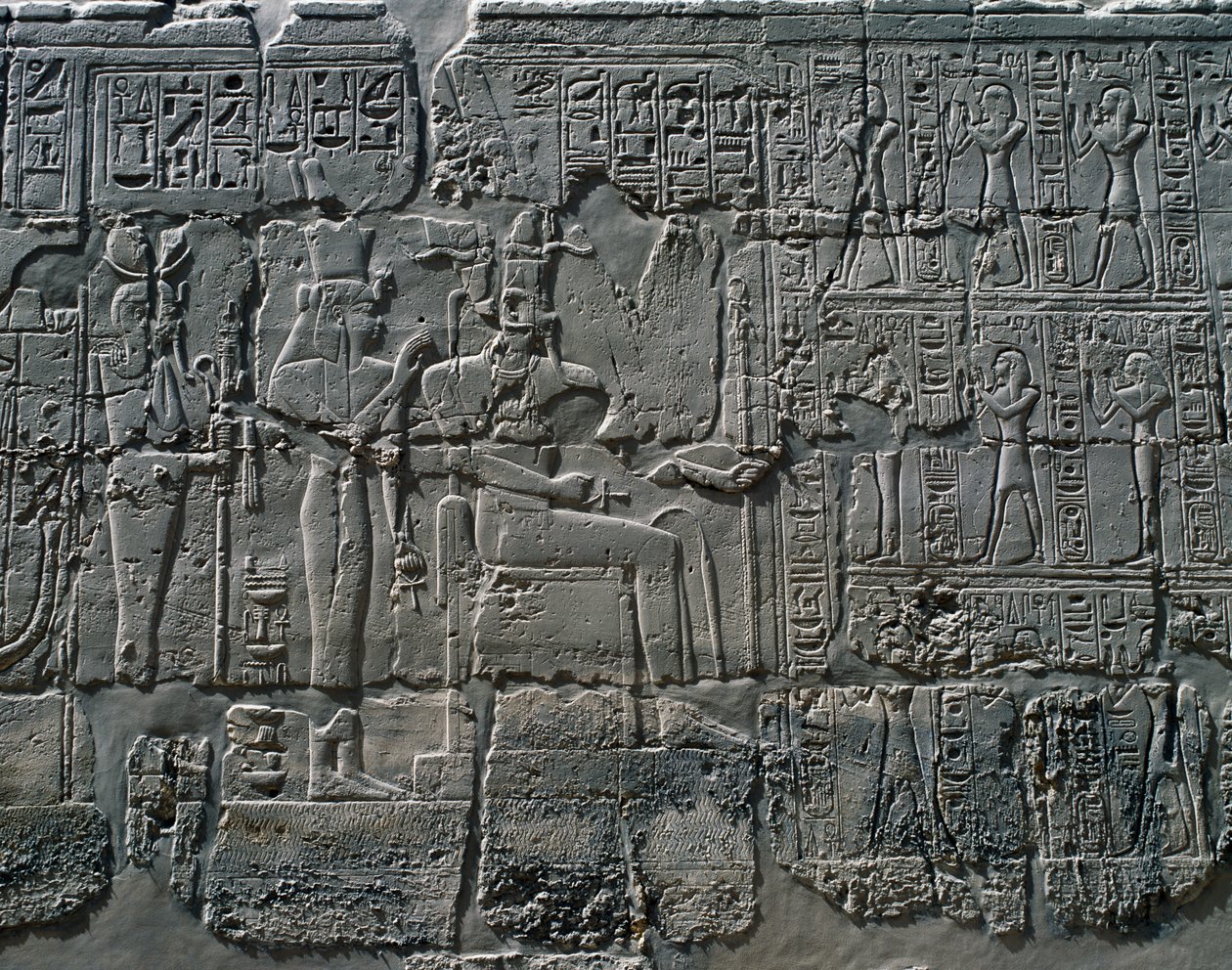 Scènes van offers aan goden, reliëf, binnenmuren van de Grote Hypostyle Hal, Karnak tempelcomplex (Unesco Werelderfgoedlijst) door Egyptian 19th Dynasty