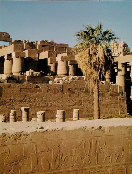 Muur van Ramses II en de Tempel van Tuthmosis door Egyptian 19th Dynasty